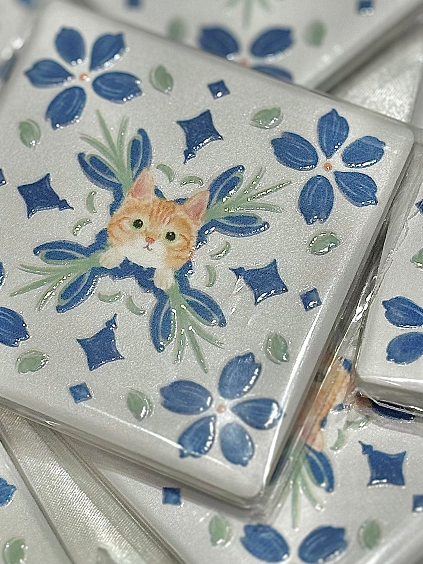 Eunique Art: Ginger Cat, Vintage Majolica Tile, Glossy Relief Ceramic Magnet Detail
