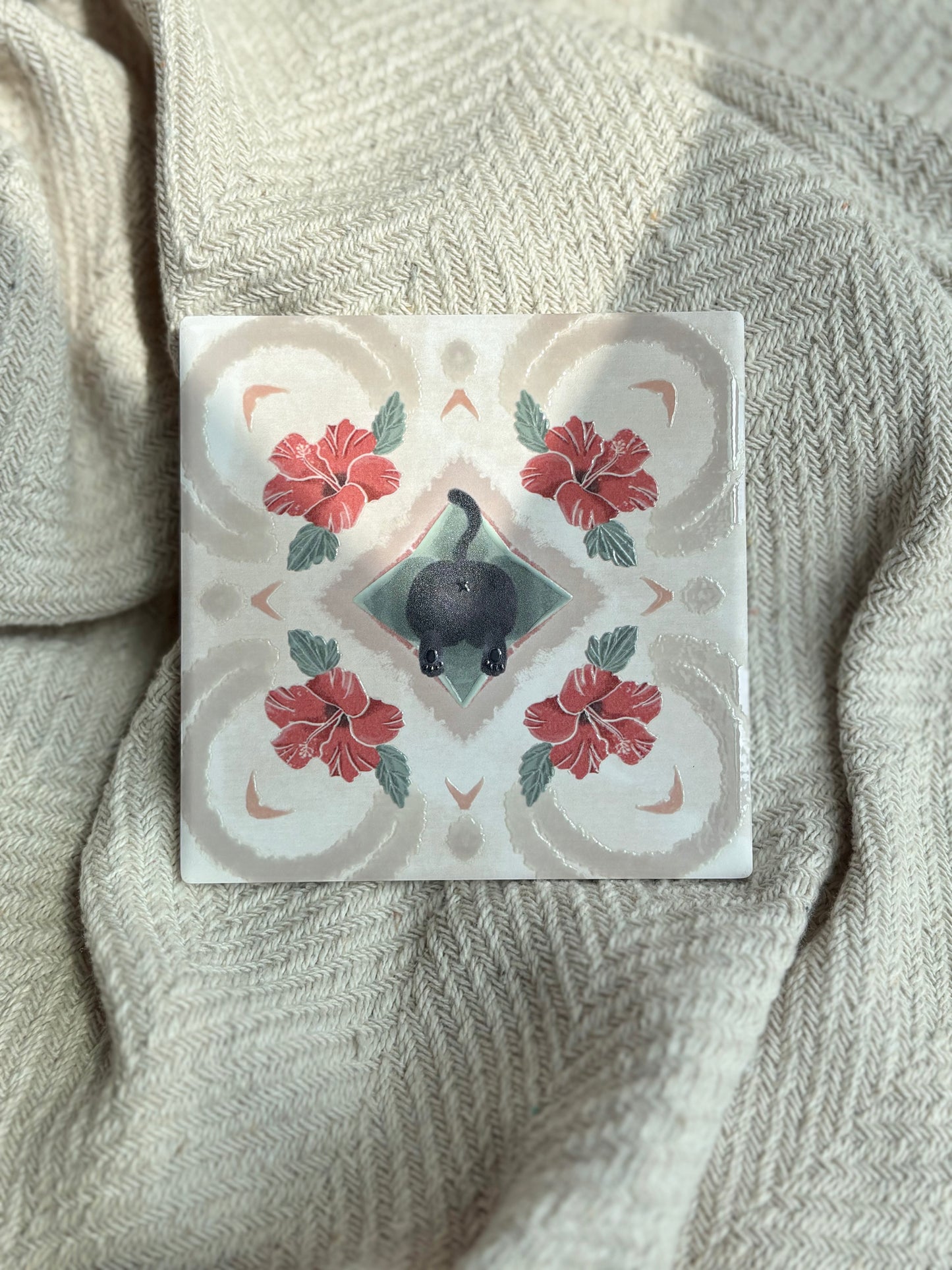 黑貓 【朱槿與黑影】立體浮雕花磚陶瓷杯墊