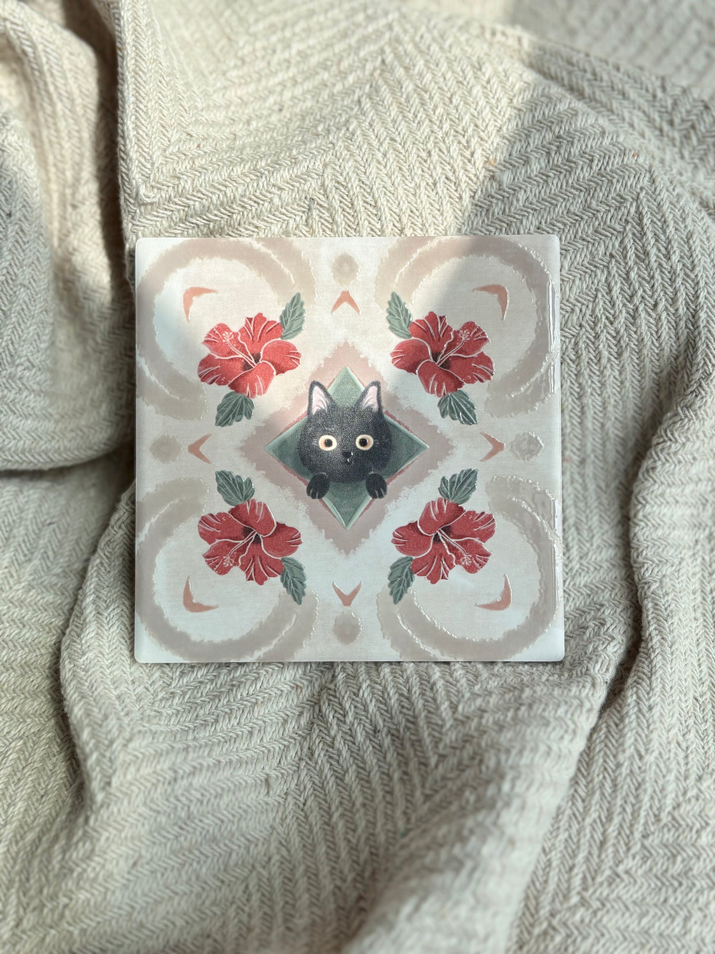 黑貓 【朱槿與黑影】立體浮雕花磚陶瓷杯墊