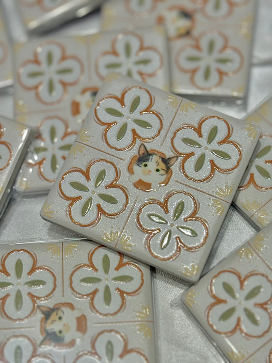 Eunique Art: Calico Cat, Cotton Field, Vintage Majolica, Glossy Relief Ceramic Magnet