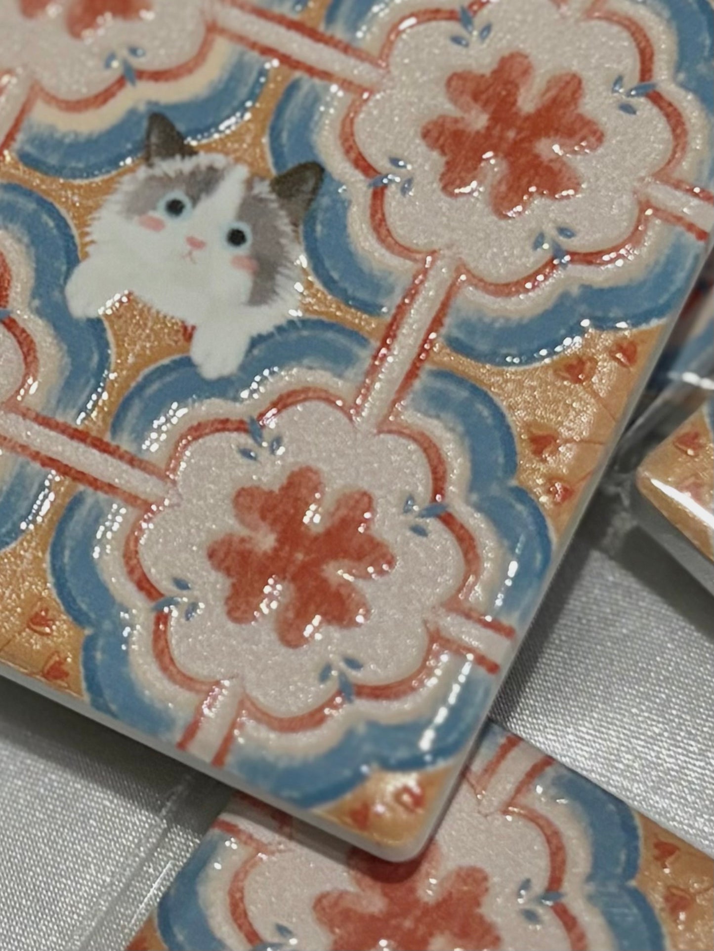 Eunique Art: Ragdoll Cat, Vintage Majolica Tile, Glossy Relief Ceramic Magnet Detail