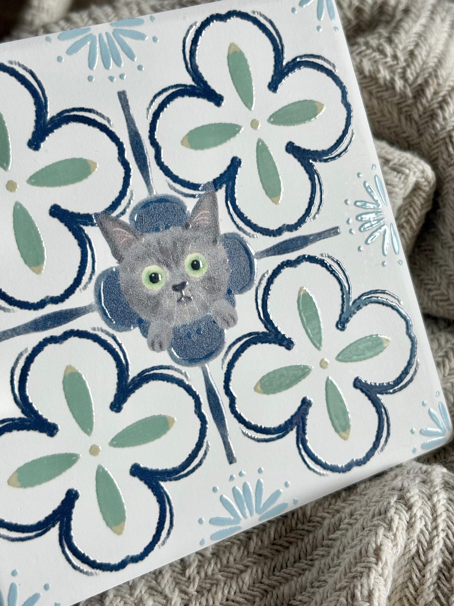Eunique Art: Russian Cat, Vintage Majolica Tile, Glossy Relief Ceramic Coaster Detail