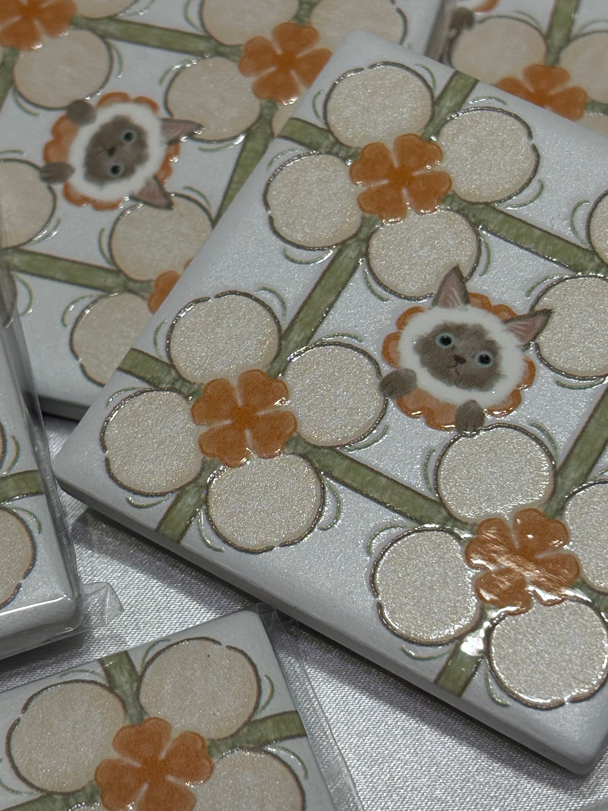 Eunique Art: Siamese Cat, Cotton Field, Vintage Majolica, Glossy Relief Ceramic Magnet Detail