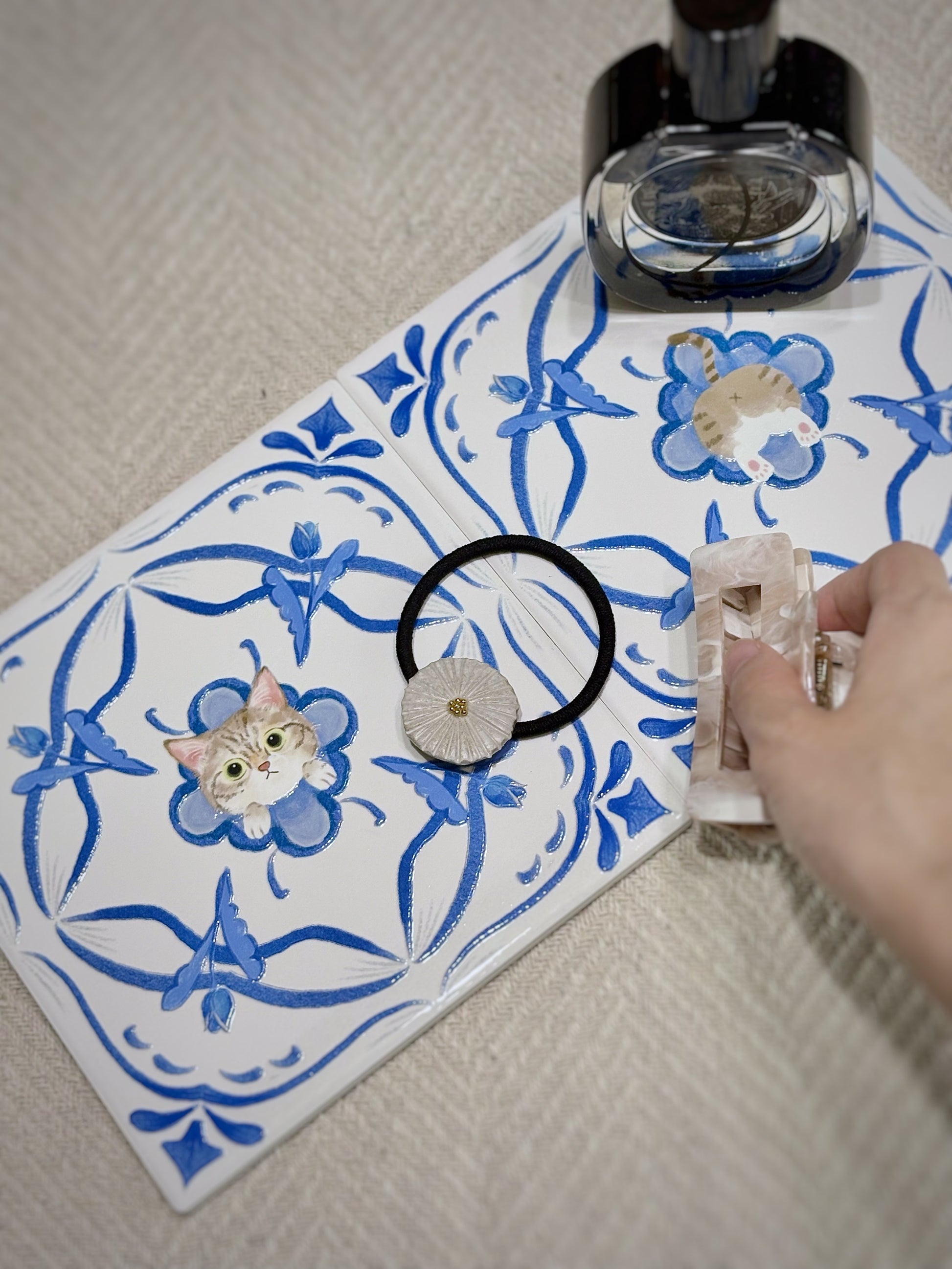 eunique-art-tabby-cat-ceramic-tiles-used-as-vanity-tray-for-candle-and-accessories