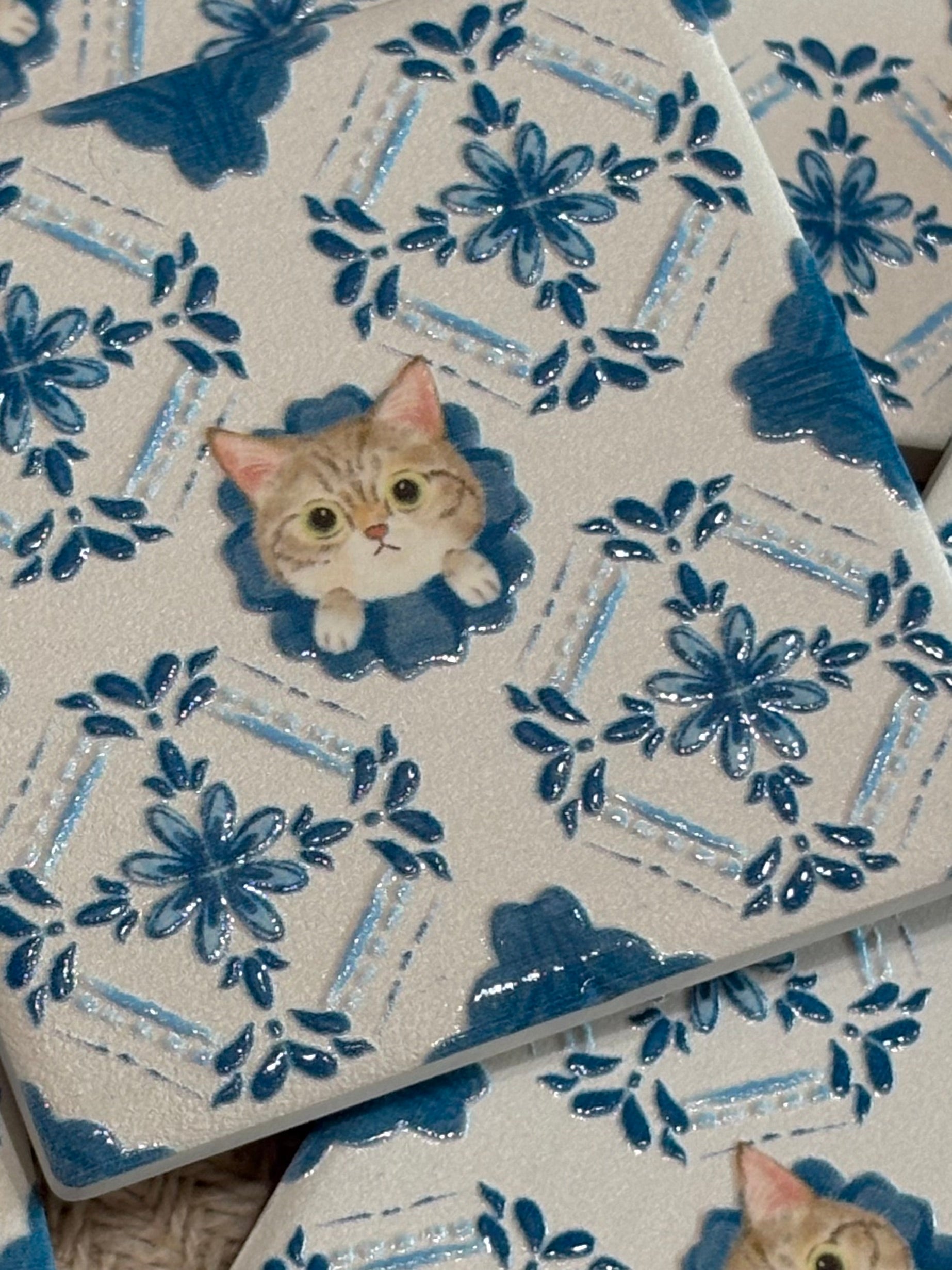 Eunique Art: Tabby Cat, Vintage Majolica Tile, Glossy Relief Ceramic Magnet Detail
