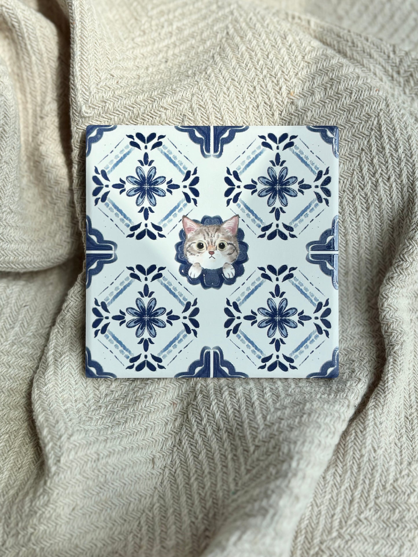 虎斑貓【青花蕾絲】立體浮雕花磚陶瓷杯墊