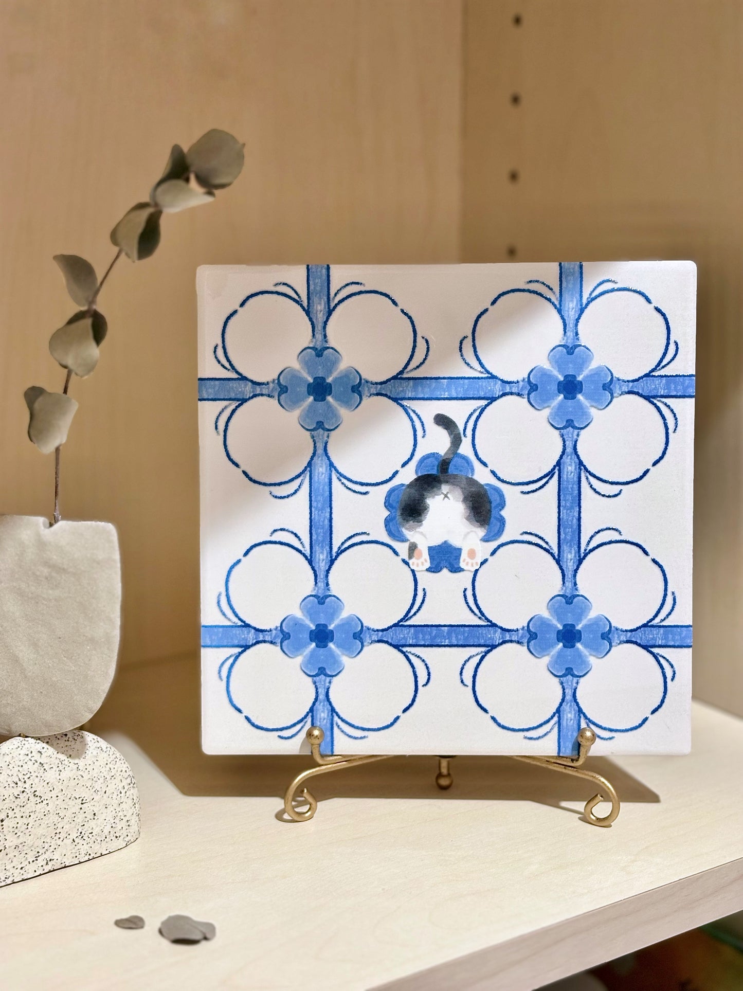 eunique-art-tuxedo-cat-behind-ceramic-decorative-tile